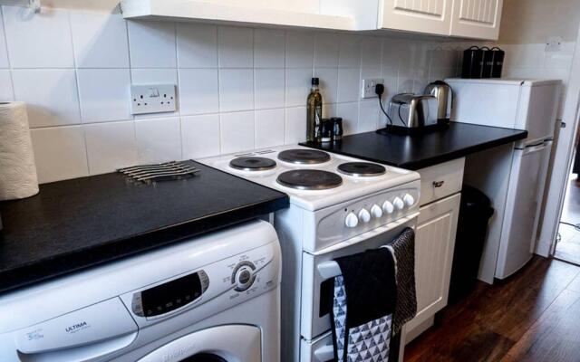 Bright, Spacious West-End Flat, Near University