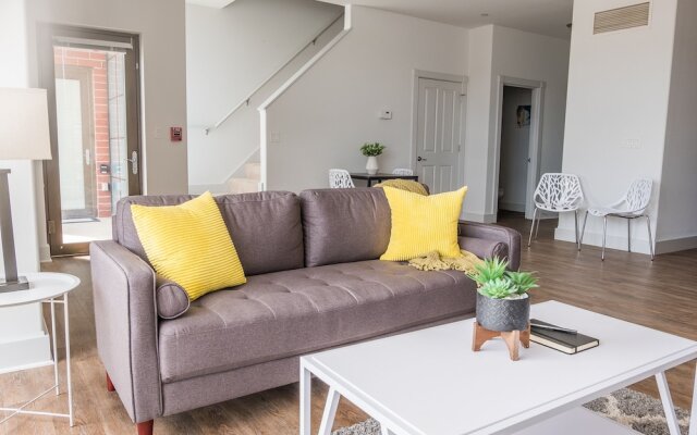 Spacious Townhome w Parking by Frontdesk