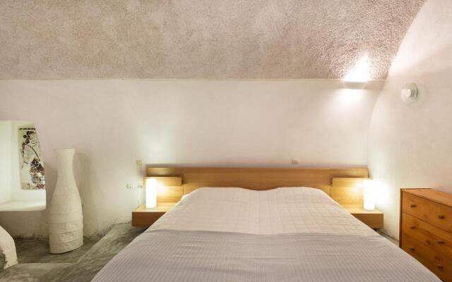 Andreas Cultural Cave House in Imerovigli, Santorini