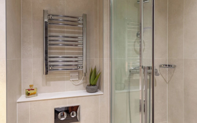 Students Only Straits Egham - 40 mins to Waterloo - Direct Bus to Heathrow