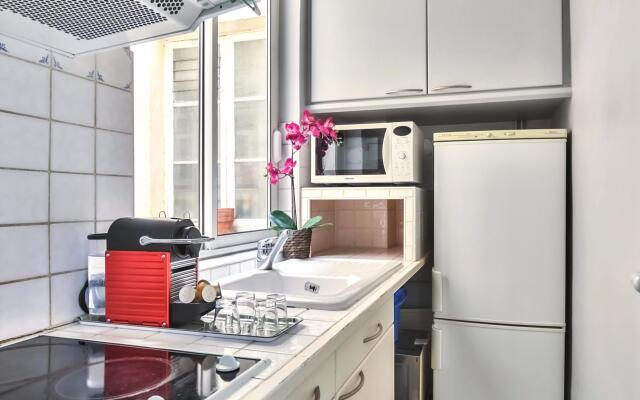 836 - Eiffel Tower View  - Parisian apartment