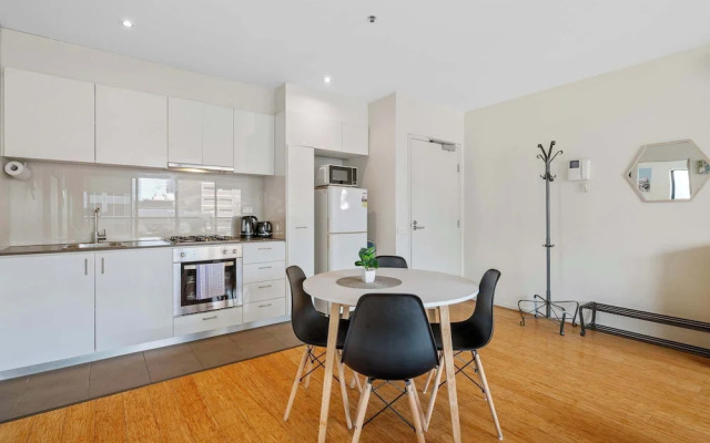 A Spacious 2BR Apt Near Melbourne Central