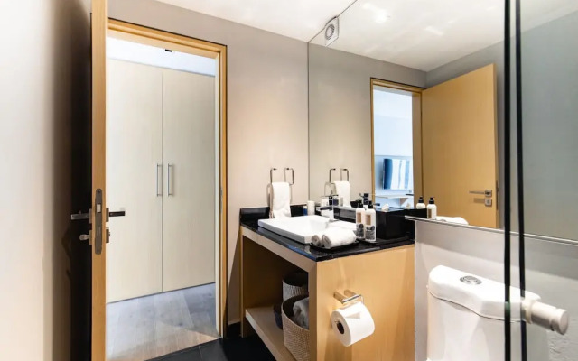 Executive 1BR Oasis With Kitchen & Private Balcony