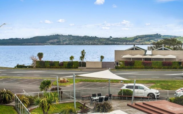 Lakeside Delight - Two Mile Bay Holiday Apartment