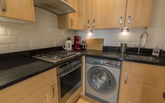 Bright Clapham flat with private garden, sleeps 4