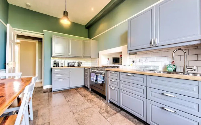 Bright and Spacious 4-bedroom Apart in Stockbridge