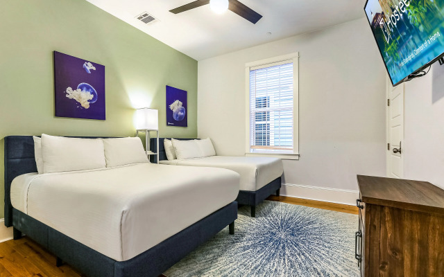 Spacious 5BR Urban Retreat with Balcony & Pool