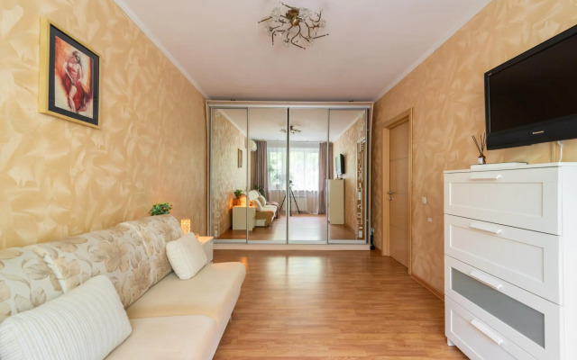 Bon voyage на улице Судакова