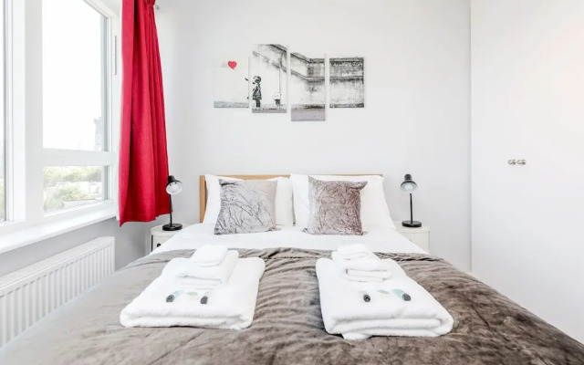 Stylish Riverview Apt with Roof Terrace