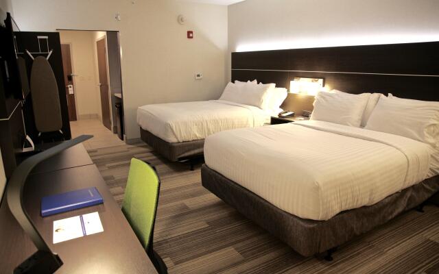 Holiday Inn Express & Suites Oswego by IHG