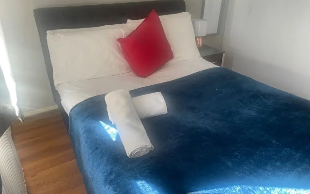 Apartment - Sleeps 4 & On-site Parking