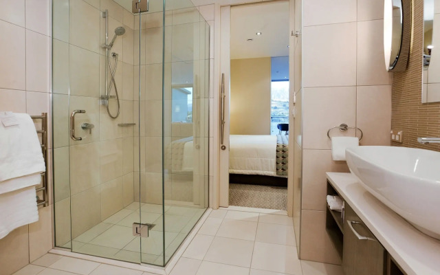 The Rees Hotel, Luxury Apartments & Lakeside Residences