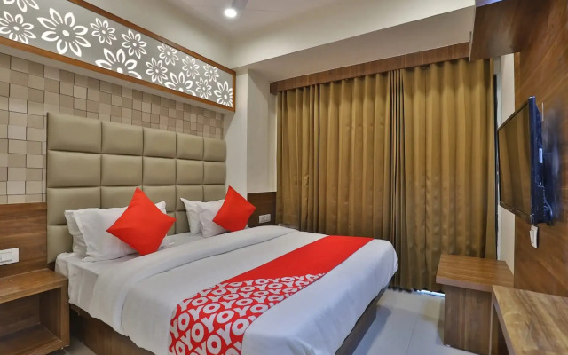 Royal King by Sky Stays Hotel