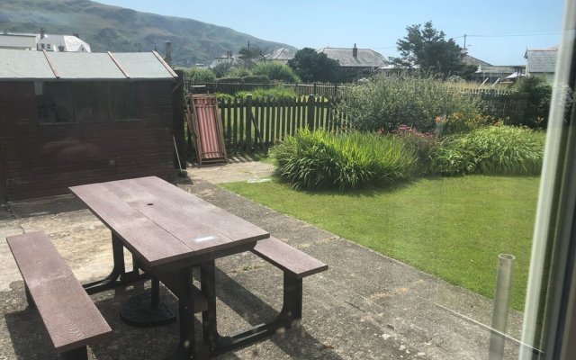 Cosy Seaside Holiday Cottage in Fairbourne
