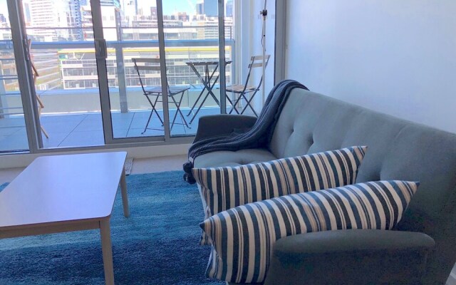 Modern Docklands Apartment in CBD