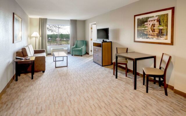 The Riverview Inn & Suites, an Ascend Hotel Collection Member