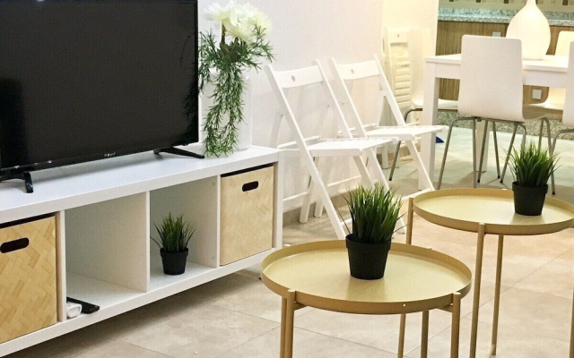 Enjoy Life in our Apartment. Wifi & Parking