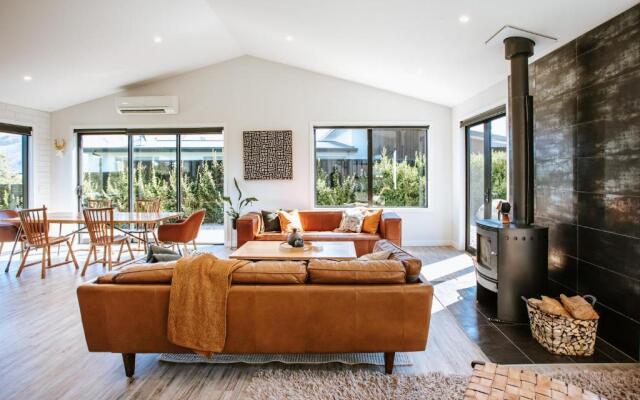 Minaret Ridge - Sleeps 8 - Mountain Views