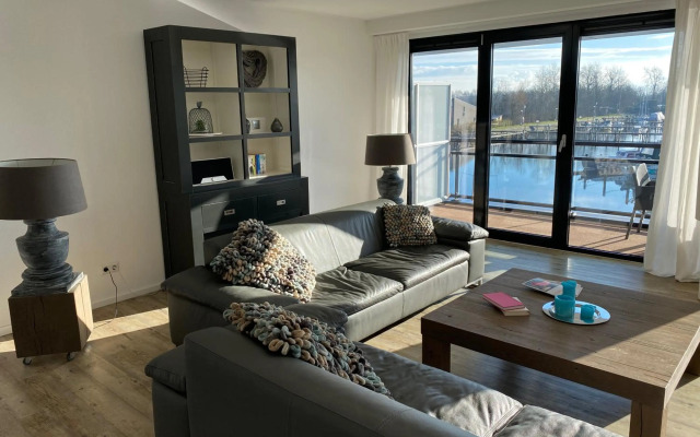 Näher am Wasser kann man nicht wohnen!