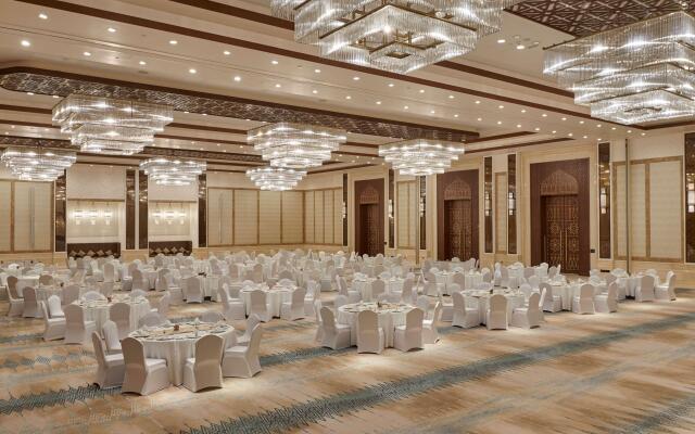 Hilton Salwa Beach Resort & Villas