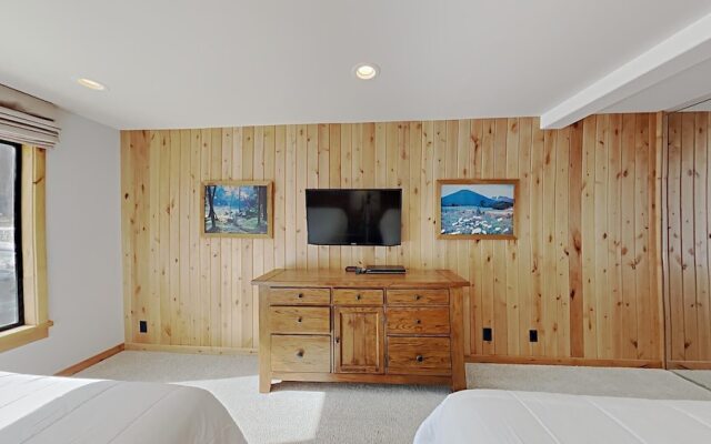 One Bedrooms At Snowbird Condos Slopeside - Free Wifi & Assigned Parking!