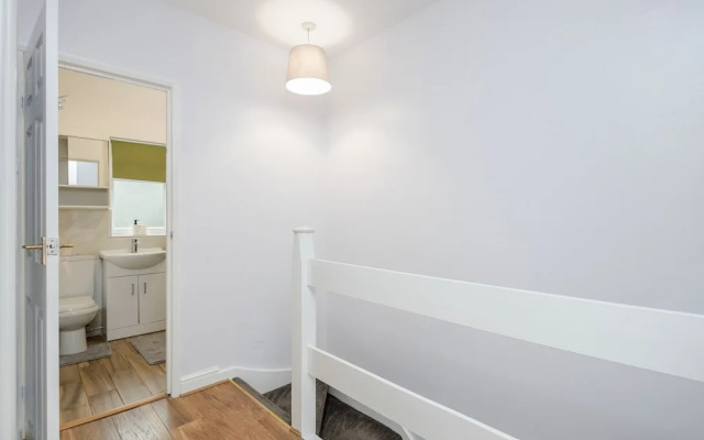 TMS Beautiful 4 Bedroom House!dagenham!freeparking