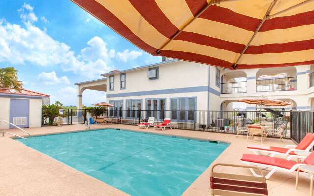 Days Inn & Suites by Wyndham Braunig Lake
