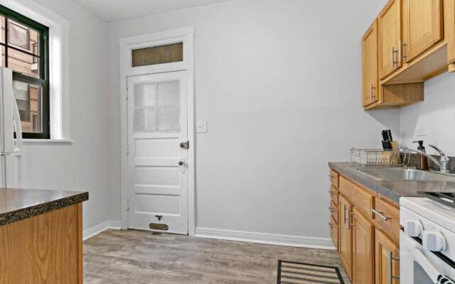 Great Price & Top Location, Comfy 1BR Apt for 4