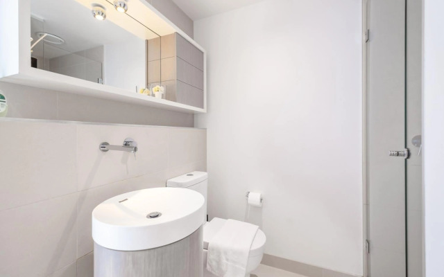 Rooftop 2BRapt in Abbotsford+King bed+WIFI+Parking