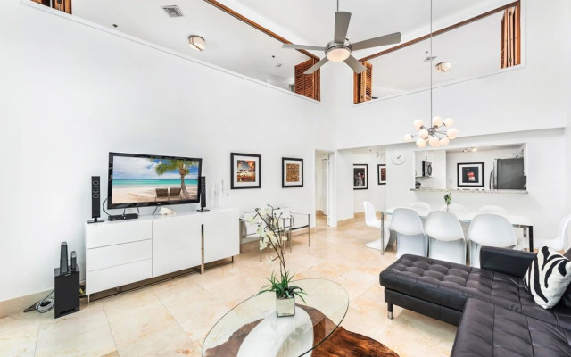 Private Residence at Castle Beach by LRMB