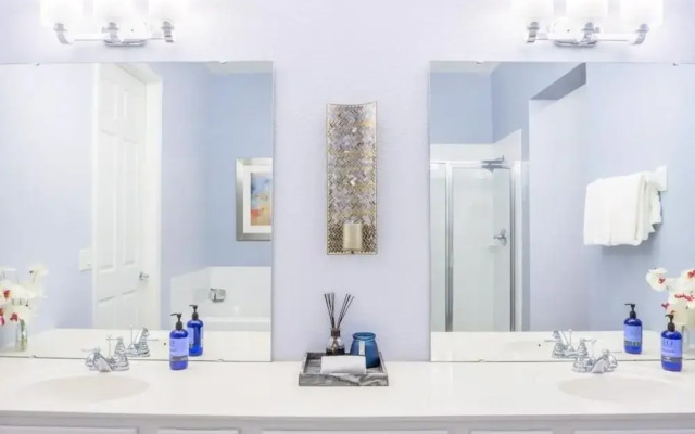 Lakeview Penthouse Elegance 3 Bedroom Condo by RedAwning