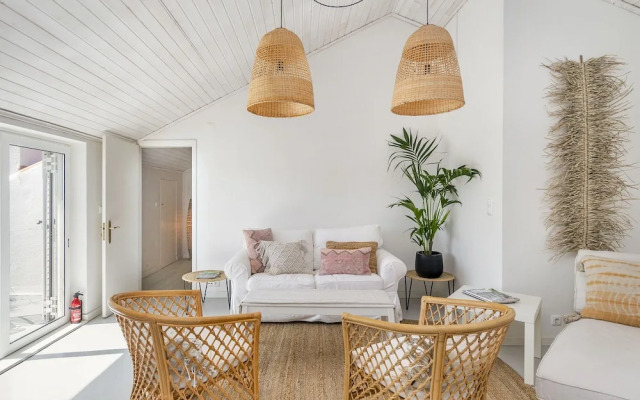 Stylish Sunny Penthouse Near Cascais Center & Greenspace