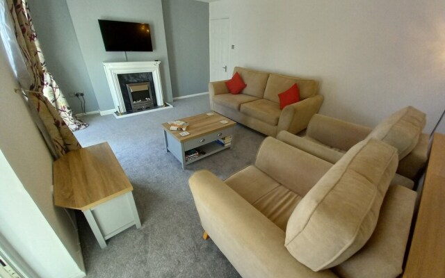 Leominster 3 Bedroom House, Parking Garden Private