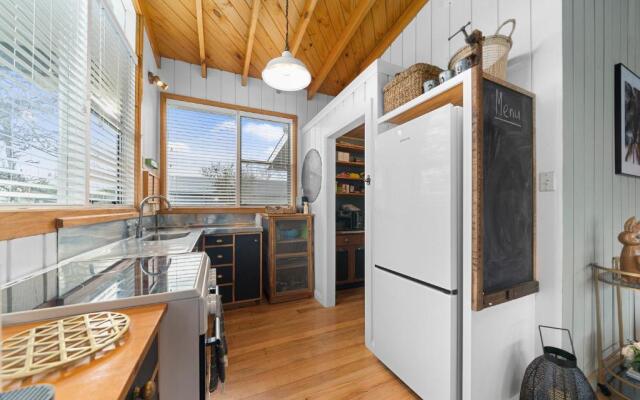 The Walnut Tree House - Martinborough Holiday Home