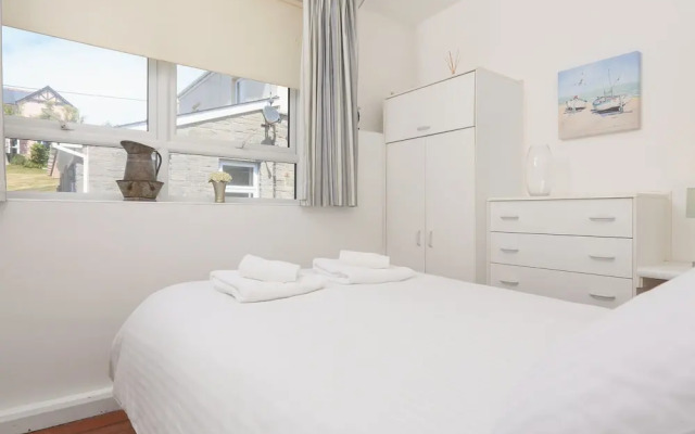 4 Thornlea Mews