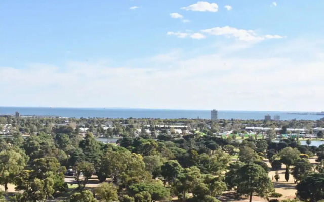 Light Filled Modern 1 Bedroom Apartment Close To Beach