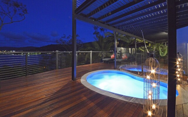 Crusoe's Beach House Ocean Views