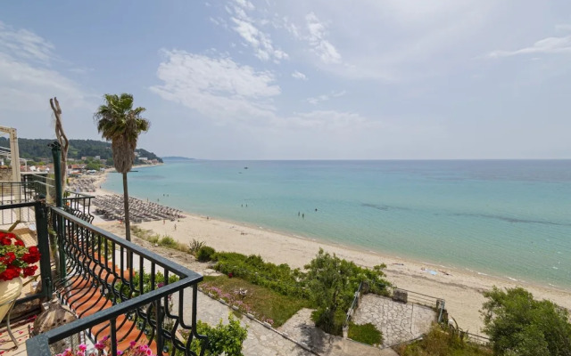 Poseidon Seafront Apartment by Rentalspro