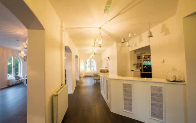 Gray Manor Hotel
