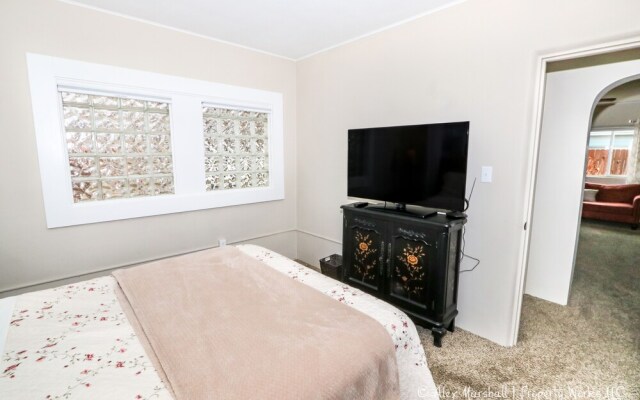 Perfect Little Beauty Near BSU W/dreamy Backyard