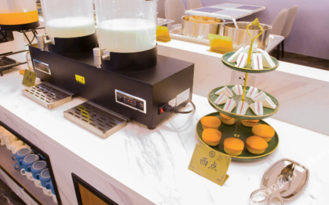 Liangjing Grand Hotel (Jingdezhen People's Square & Yuyaochang Park)