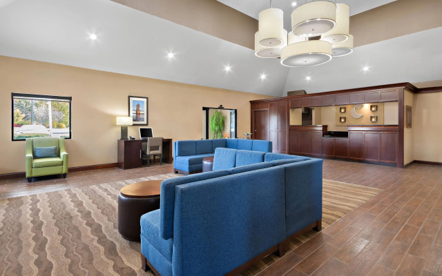 Comfort Inn & Suites Cincinnati Eastgate
