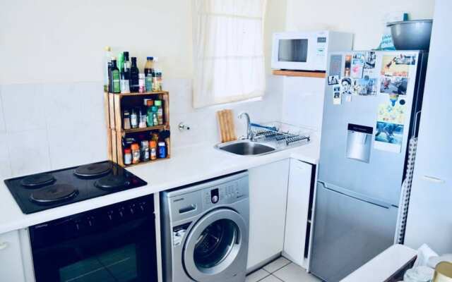 Bright Studio Apartment in Devils Peak