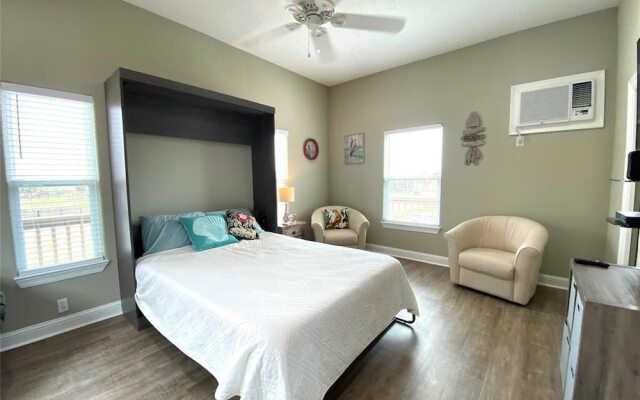 Sea Beauty 3 Bedroom Home by RedAwning