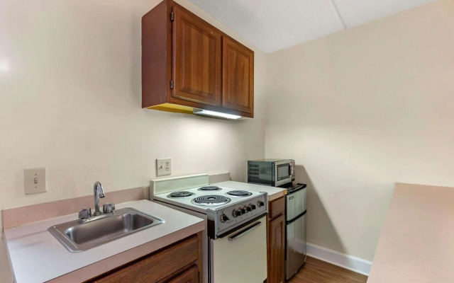 Econo Lodge Inn & Suites