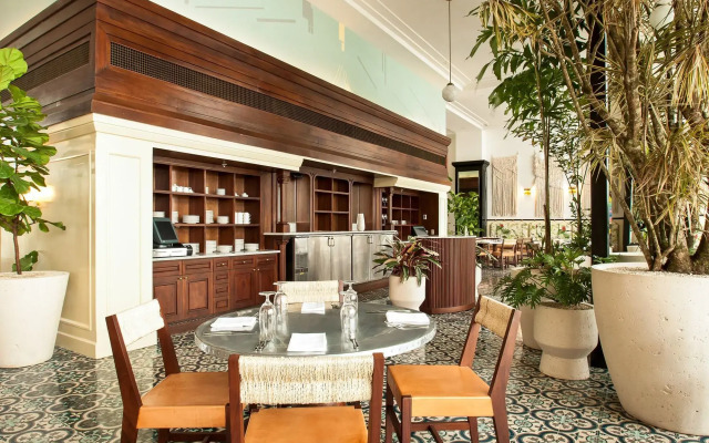 American Trade Hotel
