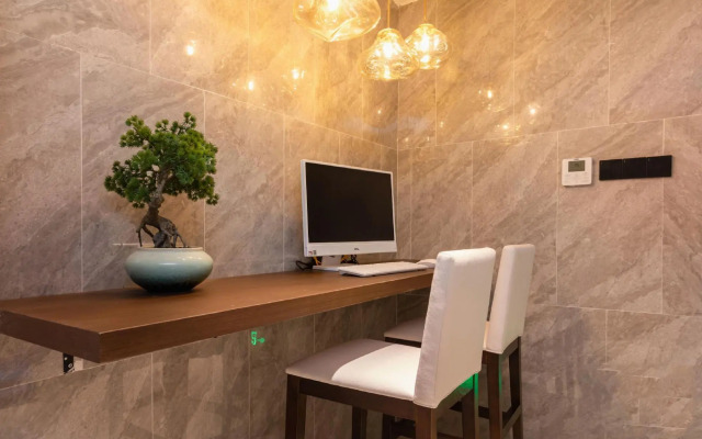 Qiuguo Hotel (Guangzhou Talujiang Metro Station)