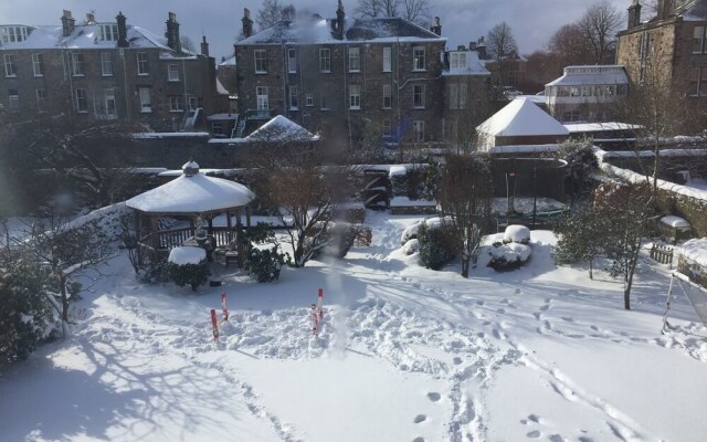 XV Albert Place