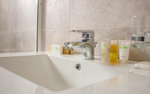 Earl Heights Suites Hotel