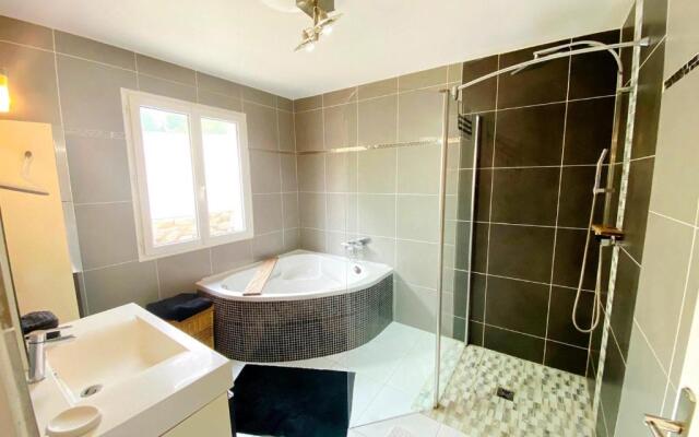 VILLA 6 PERSONNES /PISCINE/CAMPAGNE/TERRAIN DE PETANQUE/15 km BANDOL